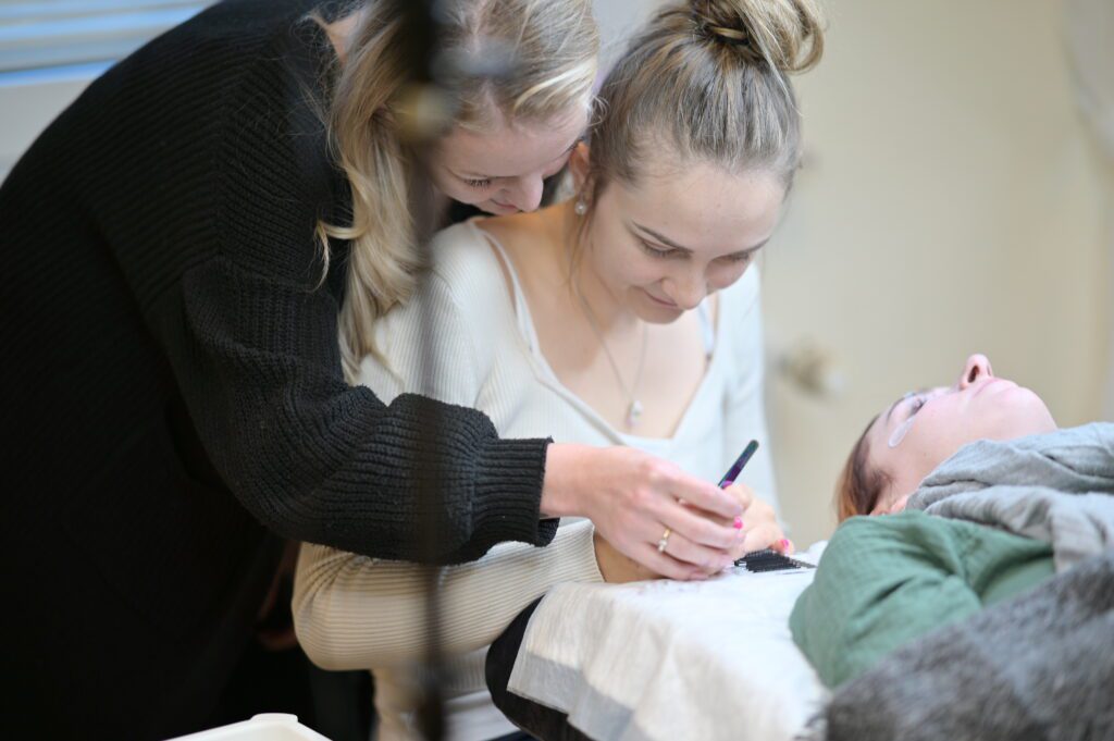 Kristina Ruhl korrigiert waehrend des Praxistags die Technik einer Schuelerin